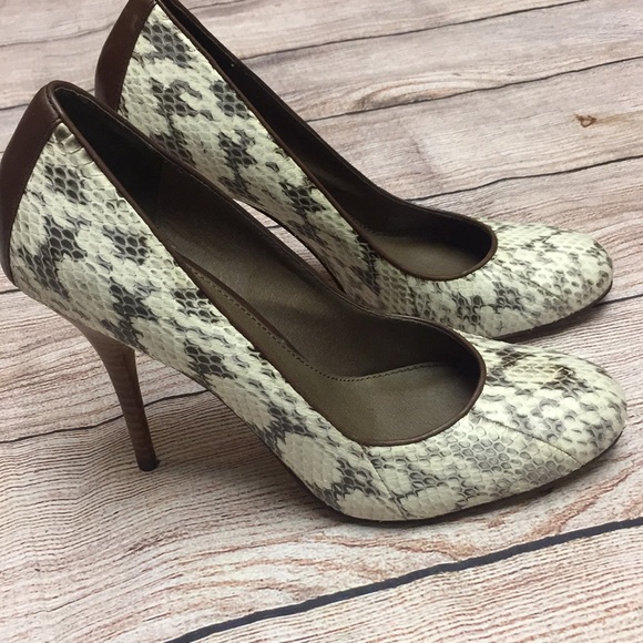 B Makowsky snakeskin leather pumps. 7 1/2 - Picture 4 of 6